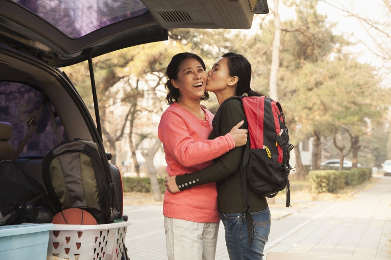 Photo of daughter kissing mother during her move to campus